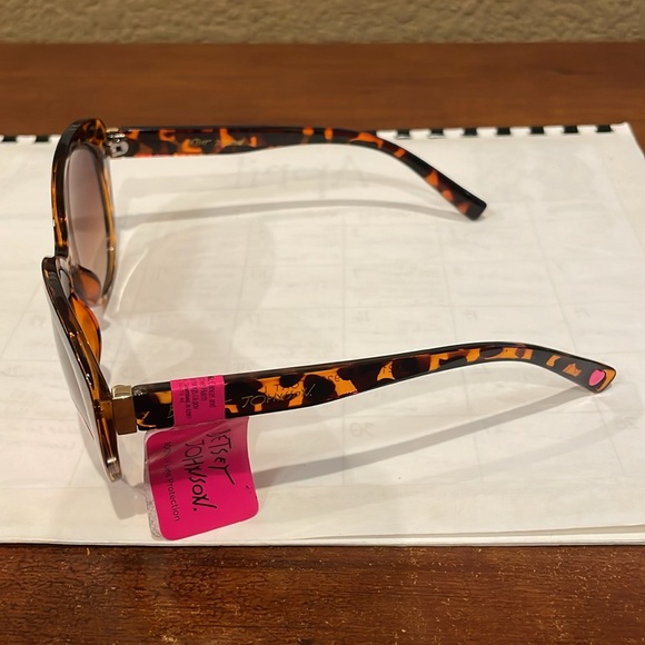 NWT Betsey Johnson Tortoise Sunglasses - Picture 2 of 5